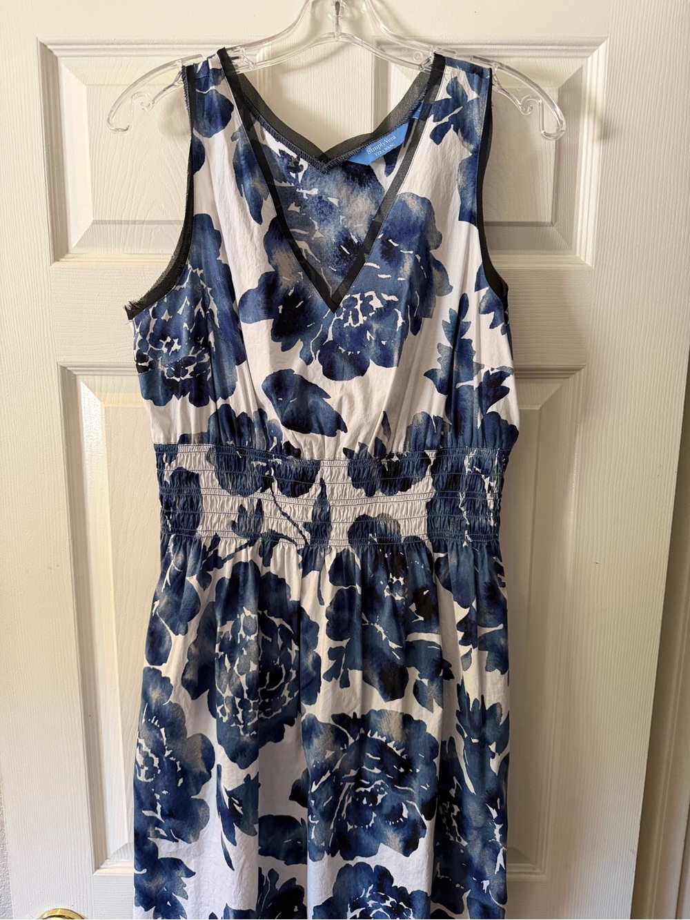 Simply Vera Wang White/Blue Floral Summer dress L Sleeveless Blue Floral V-Neck